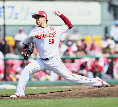 楽天対ソフトバンク　楽天先発の辛島（撮影・足立雅史）
