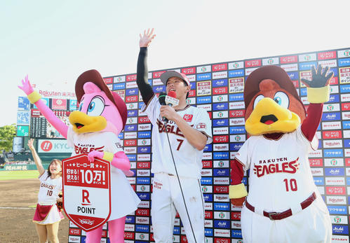 楽天対ソフトバンク　サヨナラ打の活躍を見せた楽天辰己はお立ち台で恒例の「バーン」を披露する（撮影・足立雅史）