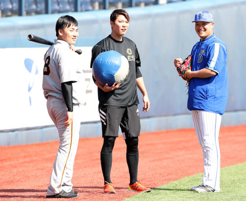 DeNA対巨人　試合前、談笑する巨人丸（左）、坂本勇（中央）、DeNA筒香（撮影・垰建太）