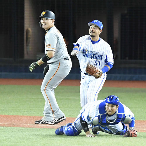 DeNA対巨人　6回表巨人1死一、三塁、宮崎（中央）は陽の三ゴロで飛び出した丸（左）をアウトにした後、二塁へ送球（撮影・山崎安昭）