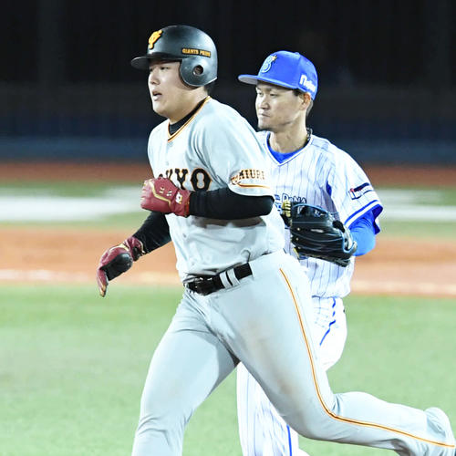 DeNA対巨人　6回表巨人1死一、三塁、陽の三ゴロで二塁を回っていた岡本（左）は、丸がアウトにあった後で塁間ではさまれタッチアウト。遊撃手大和（撮影・山崎安昭）