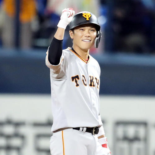 DeNA対巨人　7回表巨人2死一、二塁、右前適時打を放ちガッツポーズする坂本勇（撮影・垰建太）