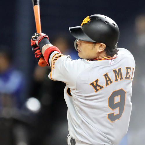 DeNA対巨人　7回表巨人2死満塁、逆転となる適時二塁打を放つ亀井（撮影・垰建太）
