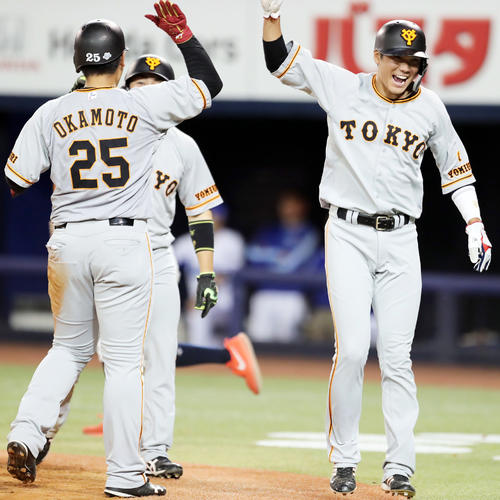 DeNA対巨人　7回表巨人2死満塁、亀井の適時打で坂本勇（右）と岡本（左）と丸（左奥）が一気に生還し逆転に成功する（撮影・垰建太）
