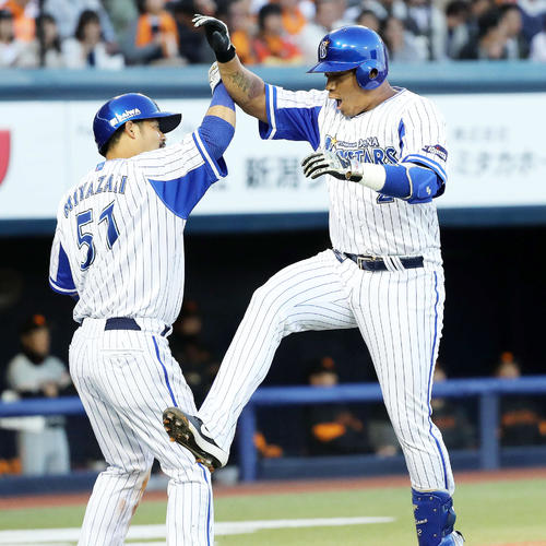 DeNA対巨人　1回裏DeNA2死一塁、ロペス（右）は左越え本塁打を放ち宮崎とジャンプして喜ぶ（撮影・鈴木正人）