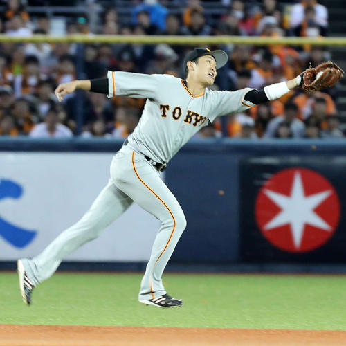 DeNA対巨人　2回裏DeNA2死1塁、宮崎の打球を好捕する巨人坂本勇（撮影・鈴木正人）