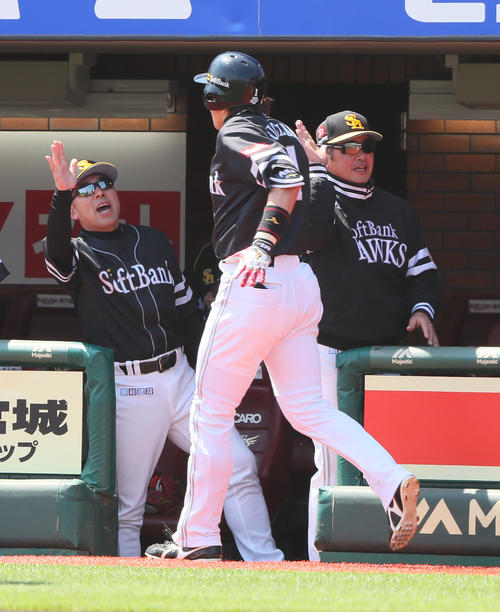楽天対ソフトバンク　1回表ソフトバンク2死二、三塁、左越え3点本塁打を放った内川（手前）をタッチで迎える工藤監督（右）（撮影・足立雅史）
