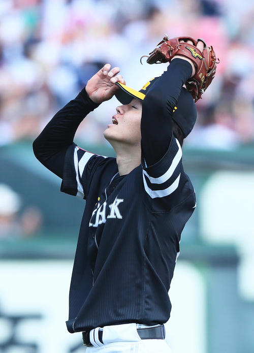 楽天対ソフトバンク　4回裏楽天2死一塁、ブラッシュに中越え2点本塁打を浴びる高橋礼（撮影・足立雅史）
