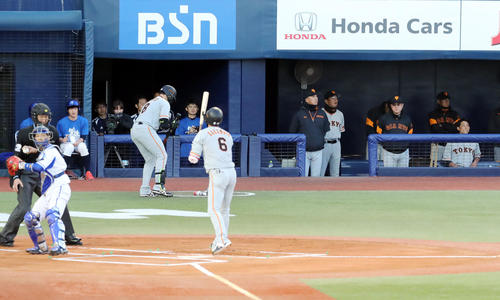 DeNA対巨人　1回表巨人1死、空振り三振に倒れる坂本勇（手前）を見つめる原監督（右から3人目）（撮影・垰建太）