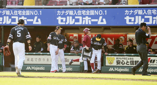 楽天対ソフトバンク　サヨナラ負けを喫し無念の表情で引き揚げる内川（奥左）らソフトバンクの選手たち（撮影・野上伸悟）