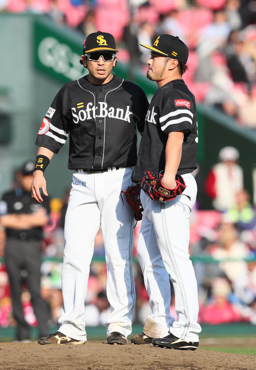 楽天対ソフトバンク　9回裏楽天1死満塁、ブラッシュに適時内野安打を許した森（右）。左は松田宣（撮影・足立雅史）