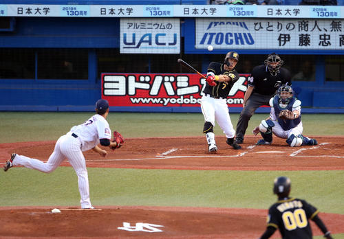 ヤクルト対阪神　1回表阪神無死二、三塁、先制適時打を放つ糸井。投手高橋（撮影・狩俣裕三）