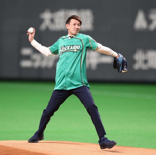 日本ハム対オリックス　始球式を務めたレバンガ北海道の折茂（撮影・黒川智章）