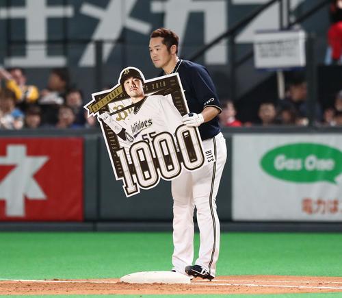 日本ハム対オリックス　5回表オリックス無死一塁、右前に通算1000本安打を放ちボードを掲げるT－岡田（撮影・黒川智章）