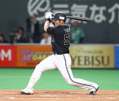 日本ハム対オリックス　5回表オリックス無死一塁、右前に通算1000本安打を放つT－岡田（撮影・黒川智章）