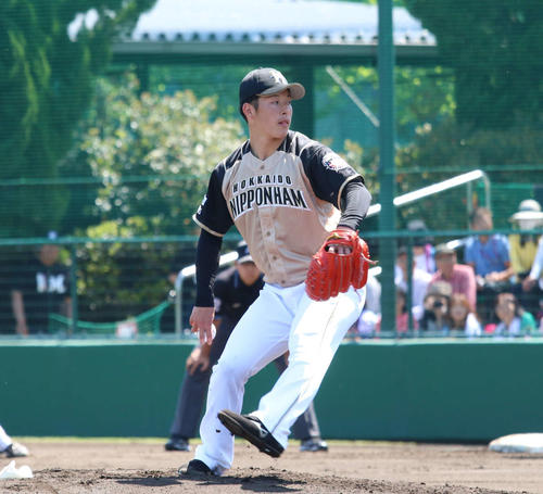 日本ハム先発の吉田輝。左後方はロッテ藤原（撮影・田中彩友美）