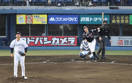 西武対ロッテ　2回表ロッテ無死、レアードは先制の中越え本塁打を放つ（撮影・林敏行）