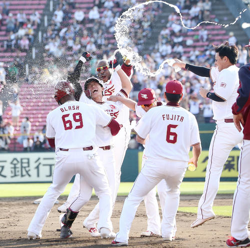 9回裏楽天1死満塁、辰己（左から2人目）は中越えにサヨナラ打を放ち水をかけられ歓喜の表情（撮影・野上伸悟）