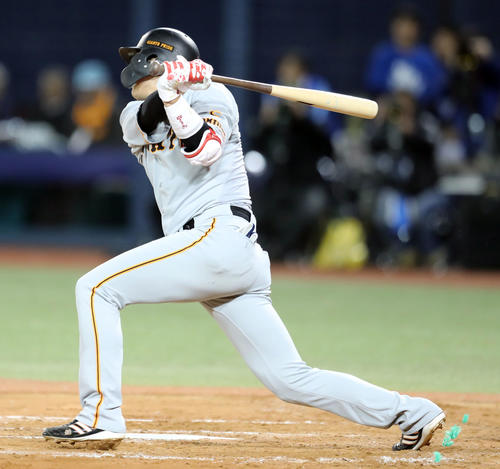 DeNA対巨人　7回表巨人2死一、二塁、右前適時打を放つ坂本勇（撮影・垰建太）