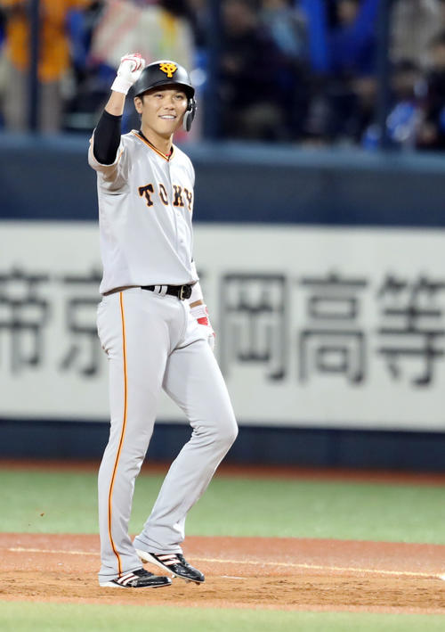 DeNA対巨人　7回表巨人2死一、二塁、右前適時打を放ちガッツポーズする坂本勇（撮影・垰建太）