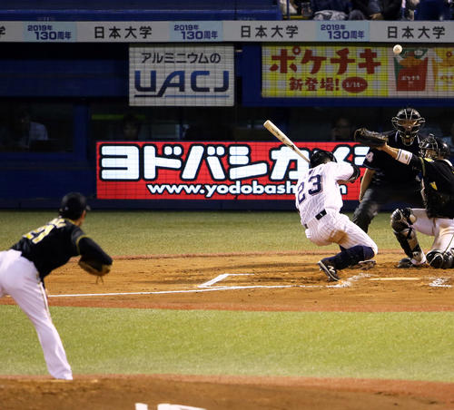 6回裏ヤクルト2死、頭に死球を受ける青木。危険球で投手岩田は退場（撮影・狩俣裕三）