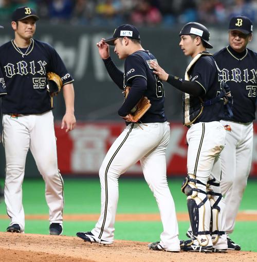 日本ハム対オリックス　6回に失点し肩を落とす榊原（左から2人目）（撮影・黒川智章）