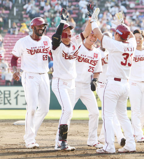 楽天対ソフトバンク　9回裏楽天1死満塁、中越えにサヨナラ打を放った辰己（中央）を祝福するブラッシュ（左）ら（撮影・野上伸悟）