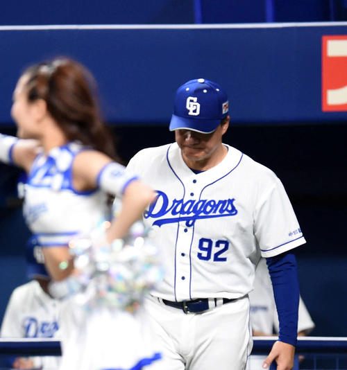 7回終了、選手交代を告げる与田剛監督（撮影・森本幸一）