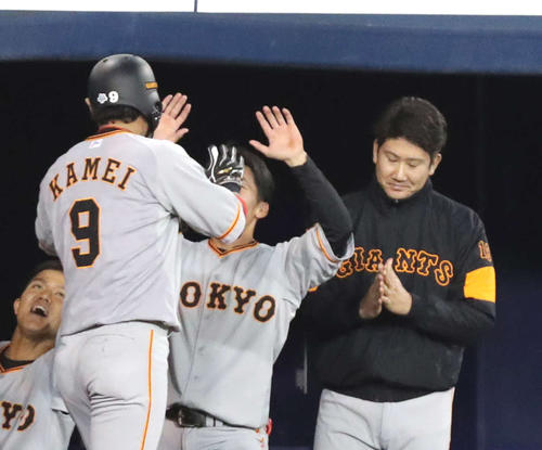DeNA対巨人　7回表巨人2死一、二塁、重信の右中間適時三塁打で亀井が生還し手を合わせる菅野（右）（撮影・鈴木正人）