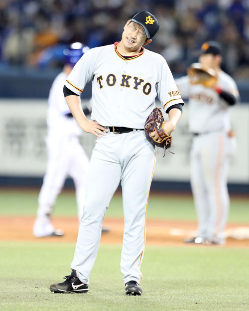 DeNA対巨人　6回裏DeNA2死二塁、代打乙坂（左）に適時打を許し悔しそうな表情を見せる菅野智之（中央）（撮影・垰建太）