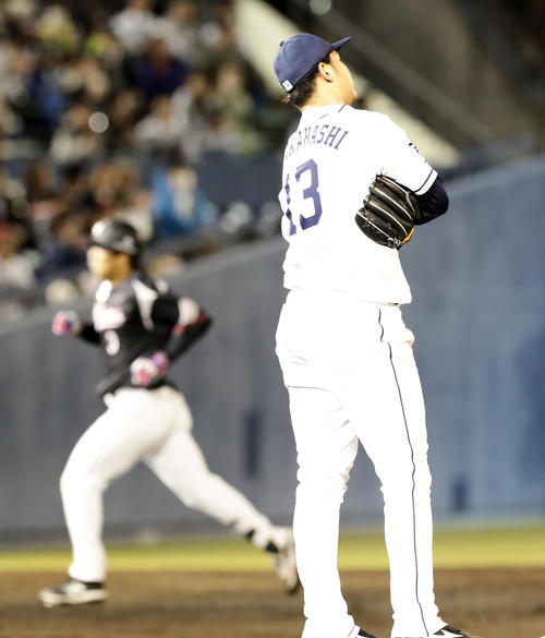 西武対ロッテ　4回表ロッテ1死三塁、角中8後方）に右翼2点本塁打を許しがっくりの高橋光（撮影・浅見桂子）
