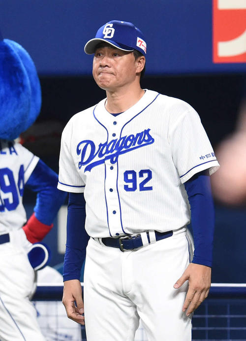 中日対広島　7回終了、選手交代を告げる与田剛監督（撮影・森本幸一）