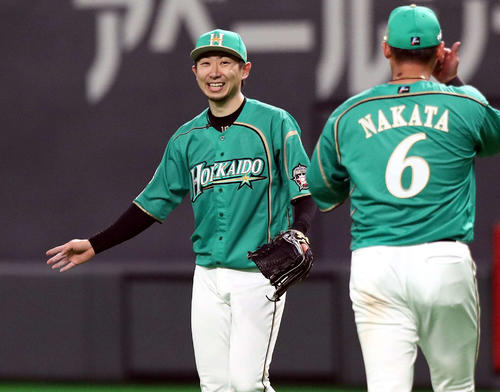 日本ハム対オリックス　3回表オリックス1死、後藤を一ゴロに打ち取り笑顔の金子（撮影・黒川智章）