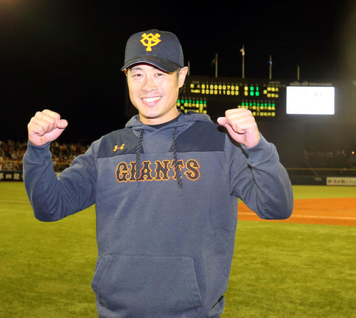 DeNA対巨人　ヒーローインタビューを終え笑顔で写真に納まる巨人亀井（撮影・垰建太）