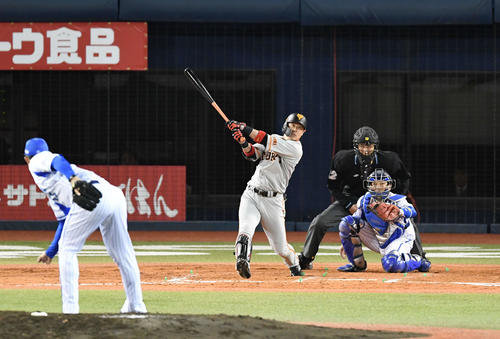 DeNA対巨人　7回表巨人2死満塁、亀井は左翼へ3点適時二塁打を放つ。投手国吉（撮影・山崎安昭）