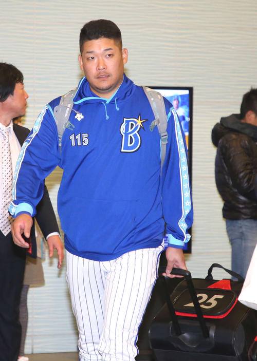 DeNA対巨人　球場を引き揚げるDeNA筒香（撮影・鈴木正人）