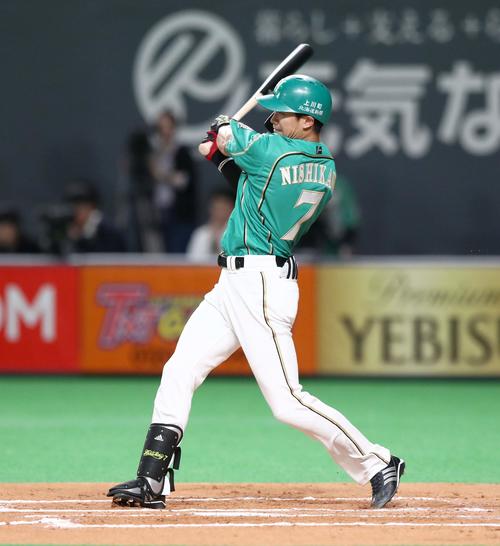 日本ハム対オリックス　6回裏日本ハム2死、右前打を放つ西川（撮影・黒川智章）