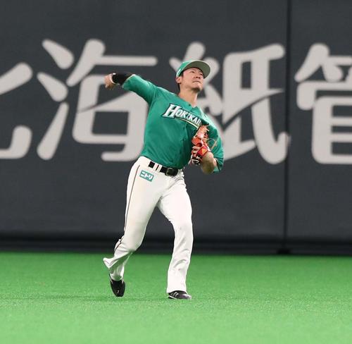 日本ハム対オリックス　8回表オリックス1死一塁、福田の中飛で飛び出した一塁走者後藤を一塁に送球し併殺とする西川（撮影・黒川智章）
