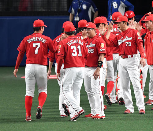 中日対広島　中日に勝利、ナインを迎える緒方監督（撮影・前岡正明）