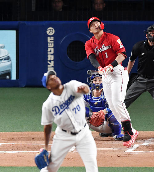 中日対広島　1回表広島1死、鈴木は中越え本塁打を放つ。投手ロメロ（撮影・前岡正明）