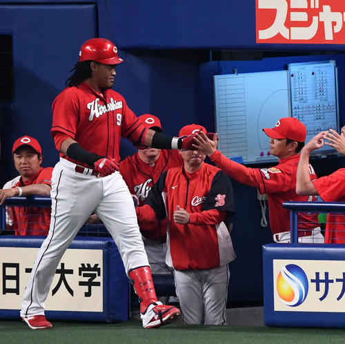 中日対広島　1回表広島1死、左越え本塁打を放ったバティスタを迎える緒方孝市監督（撮影・前岡正明）