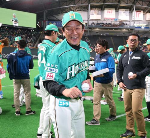 日本ハム対オリックス　試合後、笑顔でボールにサインする栗山監督（撮影・黒川智章）