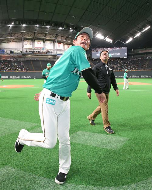 日本ハム対オリックス　試合後、スタンドにサインボールを投げ込む栗山監督（撮影・黒川智章）