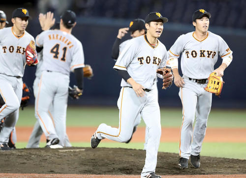 DeNA対巨人　DeNAに逆転勝ちし笑顔を見せながら引き揚げる巨人坂本勇（撮影・垰建太）