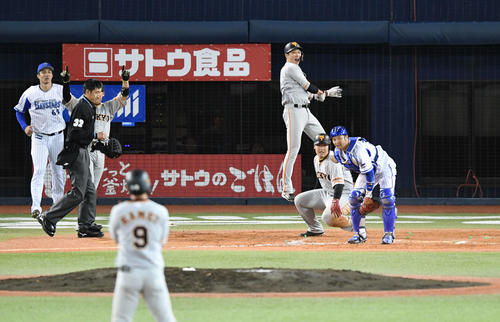 DeNA対巨人　7回表巨人2死満塁、亀井の3点適時二塁打で生還した坂本勇（後方中央）は跳ね上がって喜ぶ。左から国吉、丸1人おいて岡本、嶺井（撮影・山崎安昭）