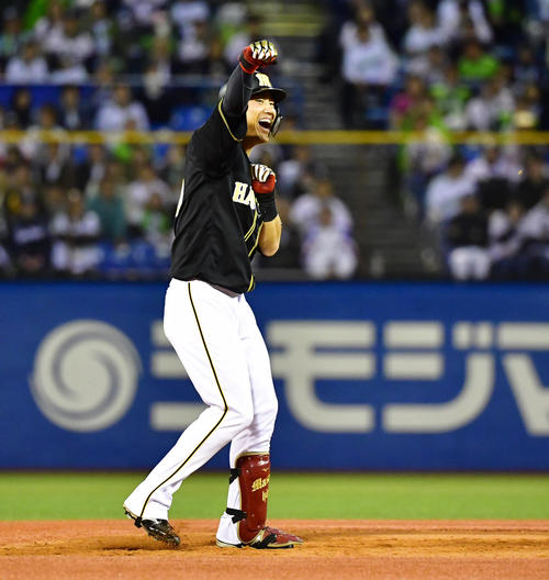 ヤクルト対阪神　12回表阪神1死一、二塁、勝ち越しの2点適時二塁打を放ちガッツポーズする中谷（撮影・清水貴仁）