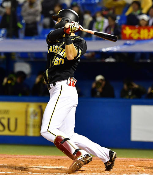 ヤクルト対阪神　11回表阪神1死一、二塁、左中間をやぶる勝ち越しの2点適時二塁打を放つ中谷（撮影・清水貴仁）