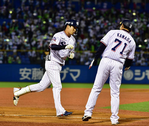 ヤクルト対阪神　12回裏ヤクルト無死、左越え本塁打を放つ山田哲（撮影・清水貴仁）
