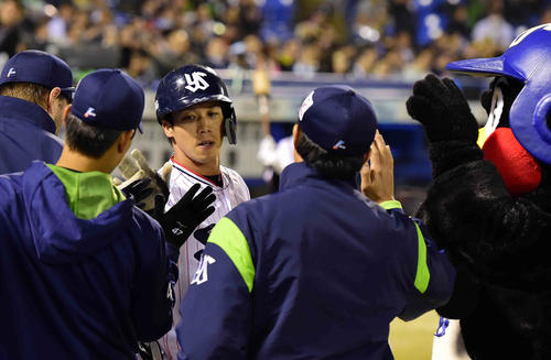 ヤクルト対阪神　延長12回裏ヤクルト無死、山田哲（中央）は左越えにソロ本塁打を放ち、ベンチでナインの祝福を受ける（撮影・小沢裕）