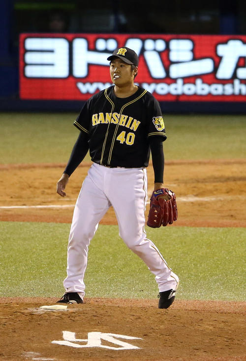 ヤクルト対阪神　8回裏ヤクルト無死満塁、山田哲に2点適時二塁打を打たれる福永（撮影・狩俣裕三）